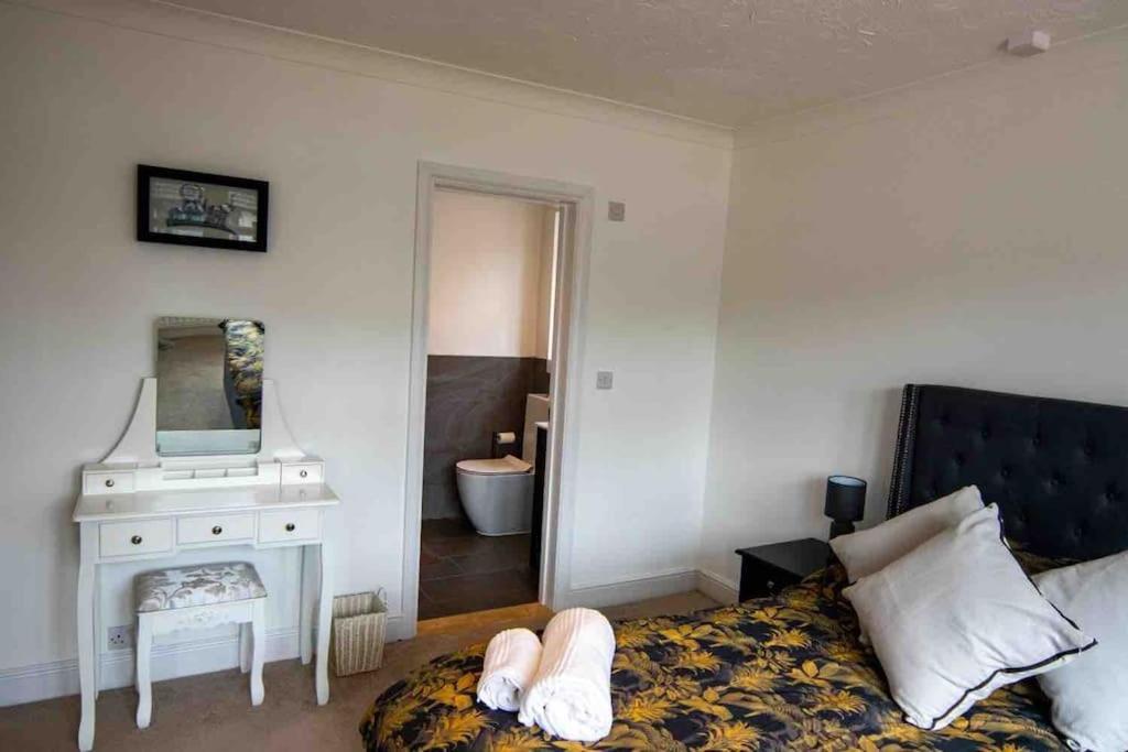 1 Bedroom Self Contained Apartment In Christchurch 维克顿 外观 照片
