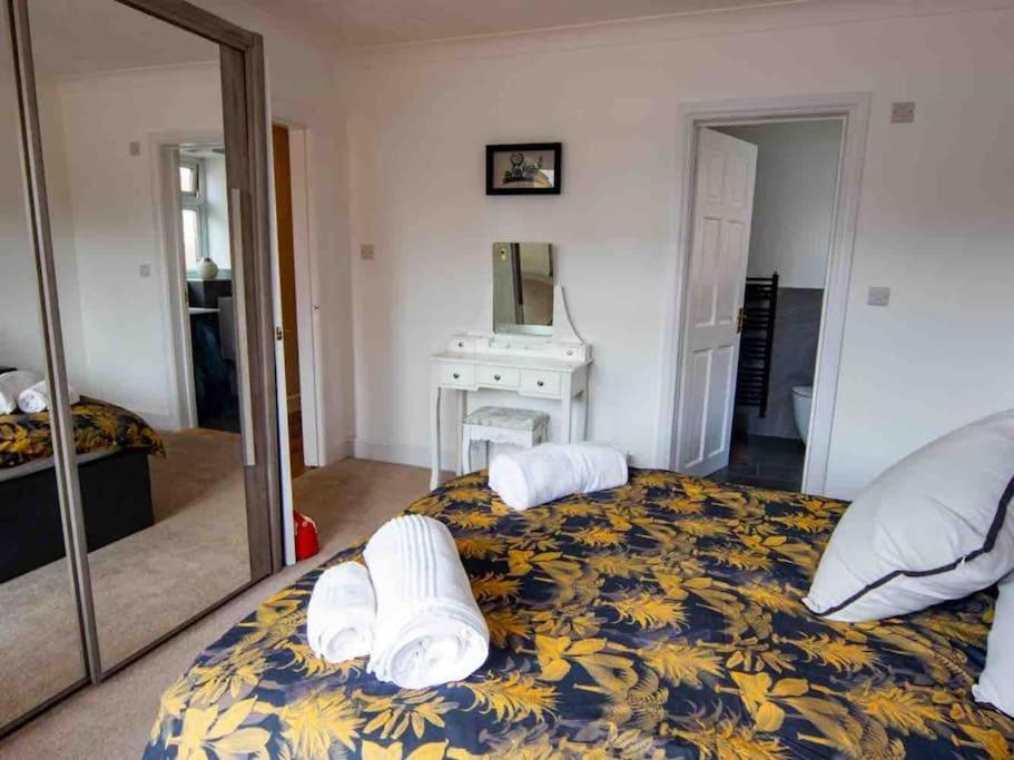 1 Bedroom Self Contained Apartment In Christchurch 维克顿 外观 照片