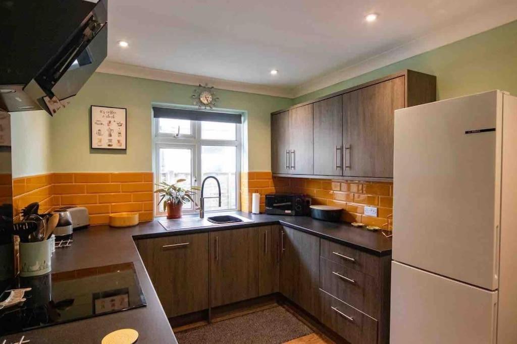 1 Bedroom Self Contained Apartment In Christchurch 维克顿 外观 照片