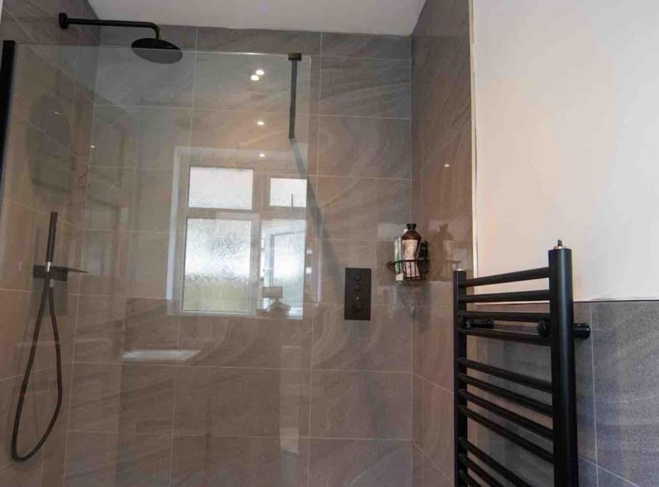1 Bedroom Self Contained Apartment In Christchurch 维克顿 外观 照片