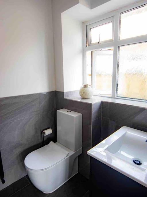 1 Bedroom Self Contained Apartment In Christchurch 维克顿 外观 照片