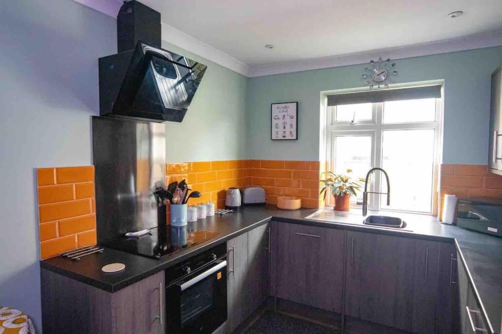 1 Bedroom Self Contained Apartment In Christchurch 维克顿 外观 照片